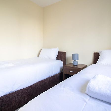 Newly Launched Two Bedroom House By Den Accommodation Short Lets & Serviced Accommodation With Garden Λονδίνο Εξωτερικό φωτογραφία