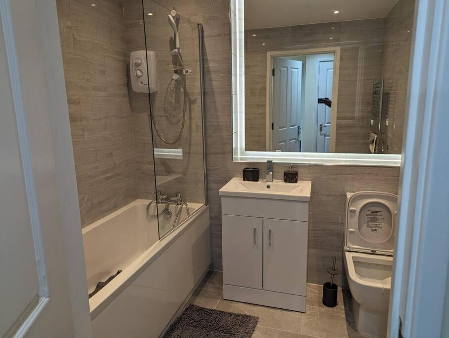 Newly Launched Two Bedroom House By Den Accommodation Short Lets & Serviced Accommodation With Garden Λονδίνο Εξωτερικό φωτογραφία