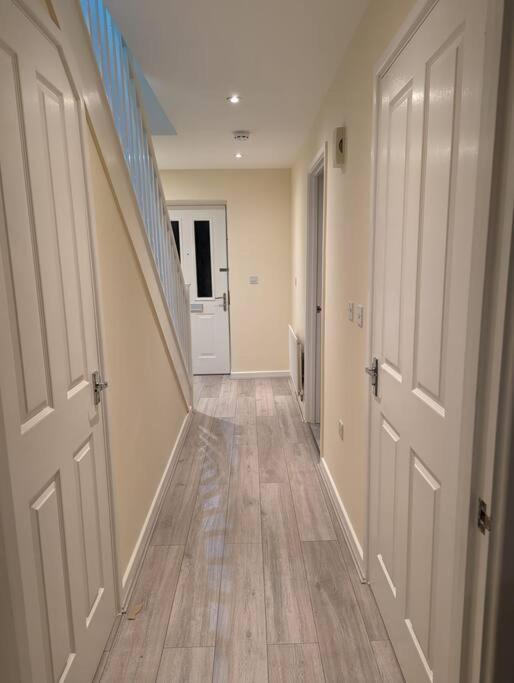 Newly Launched Two Bedroom House By Den Accommodation Short Lets & Serviced Accommodation With Garden Λονδίνο Εξωτερικό φωτογραφία