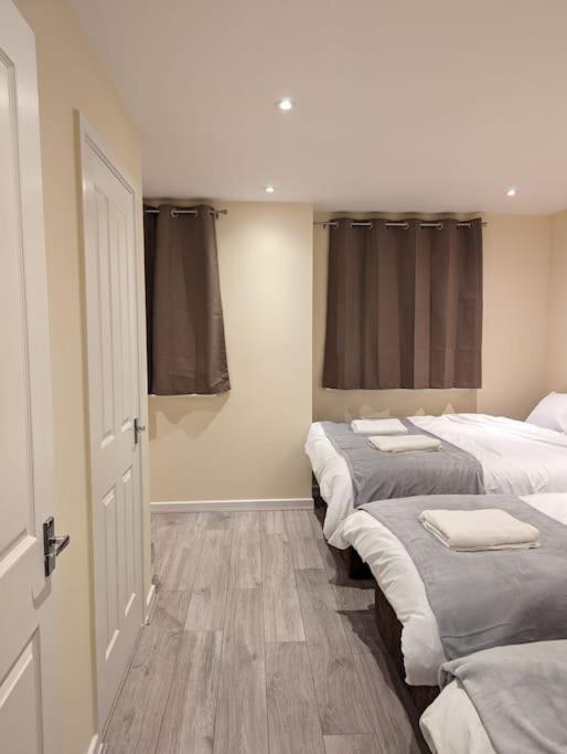 Newly Launched Two Bedroom House By Den Accommodation Short Lets & Serviced Accommodation With Garden Λονδίνο Εξωτερικό φωτογραφία