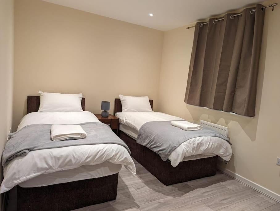 Newly Launched Two Bedroom House By Den Accommodation Short Lets & Serviced Accommodation With Garden Λονδίνο Εξωτερικό φωτογραφία