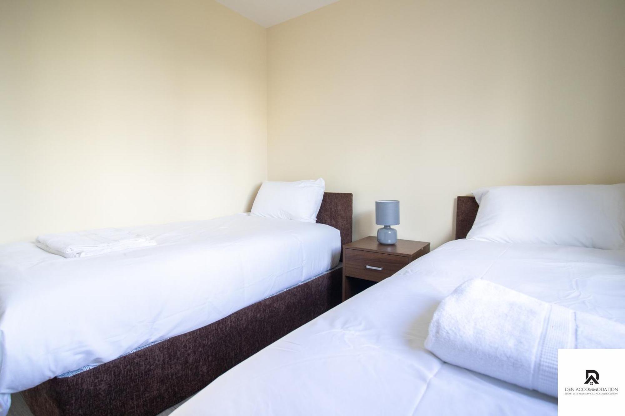 Newly Launched Two Bedroom House By Den Accommodation Short Lets & Serviced Accommodation With Garden Λονδίνο Εξωτερικό φωτογραφία