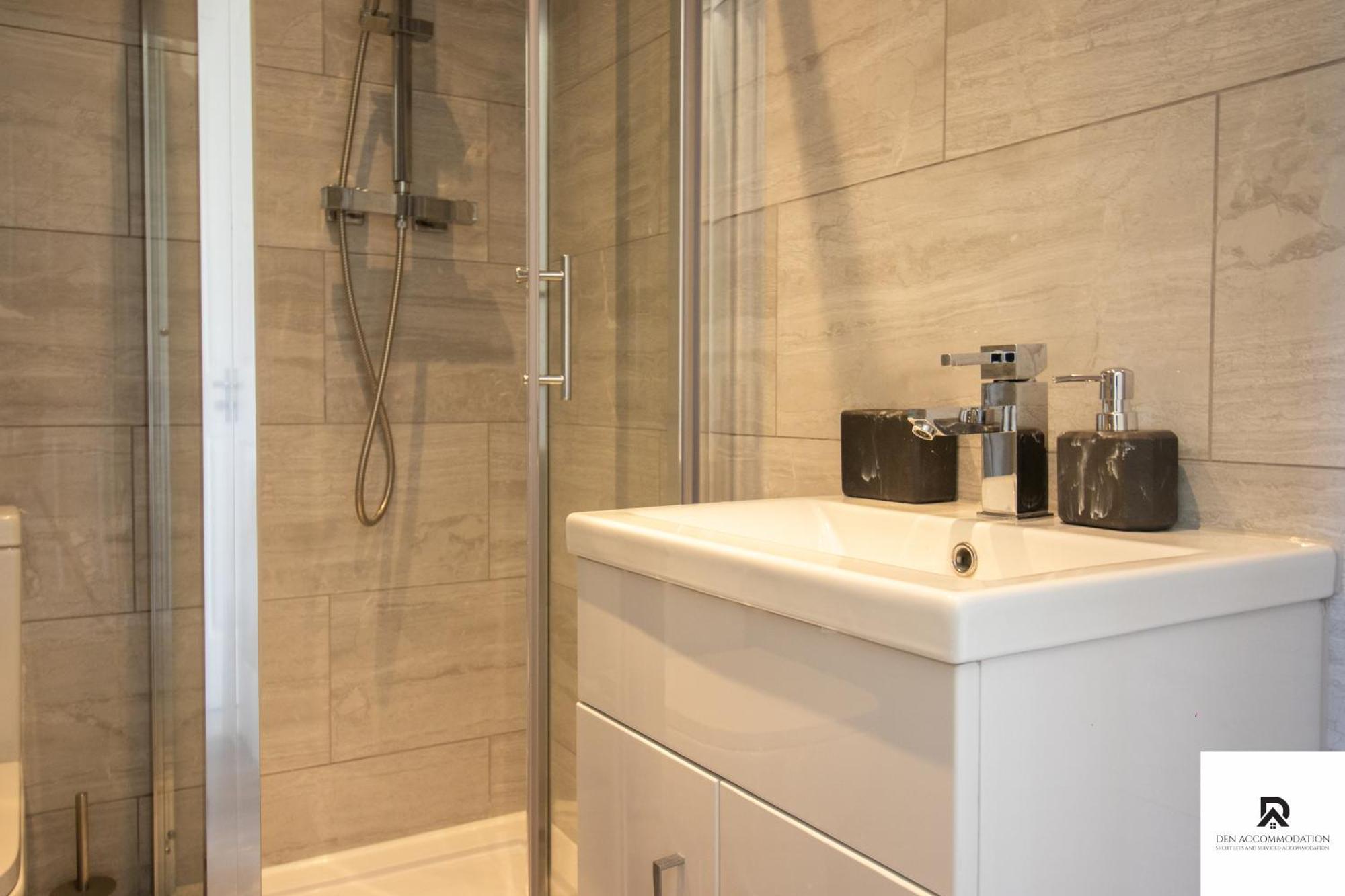 Newly Launched Two Bedroom House By Den Accommodation Short Lets & Serviced Accommodation With Garden Λονδίνο Εξωτερικό φωτογραφία